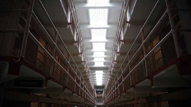 프리즌 내륙발 - prison cell prison bars corridor photography 뉴스 사진 이미지