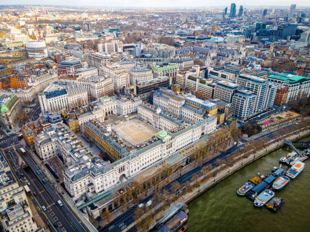 la vue aérienne de somerset house à londres - somerset house photos et images de collection