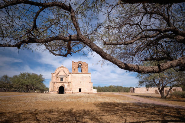 木と影に囲まれたミッションサンノゼ・デ・トゥマカコリ - tumacacori national historical park ストックフォトと画像