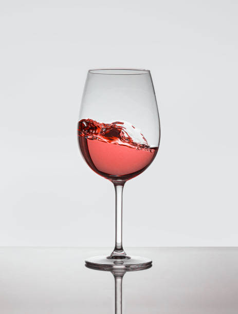 kieliszek wina różowego w ruchu - pink glass wine bubble zdjęcia i obrazy z banku zdjęć