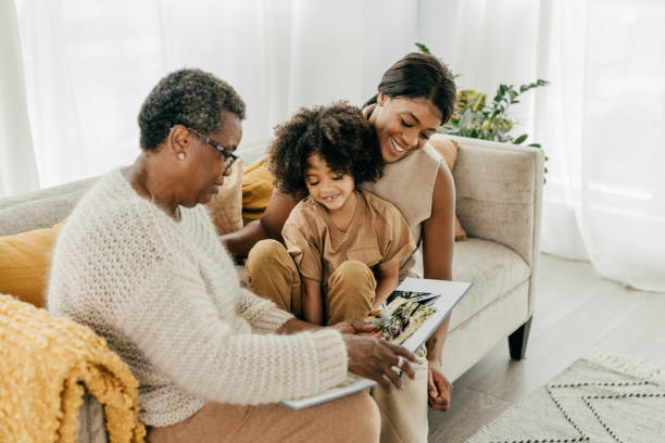 babcia spędza czas z córką i wnuczką - grandparent family reading inside of zdjęcia i obrazy z banku zdjęć