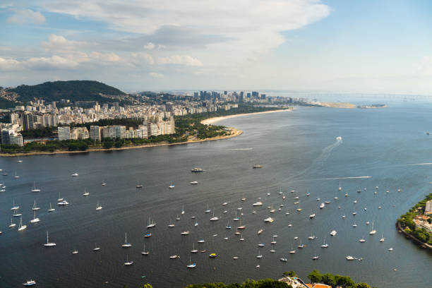 건물, 보트 및 풍경이있는 플라멩고의 만과 해변의 항공 이미지. 리우데자네이루, 브라질 - flamengo 뉴스 사진 이미지