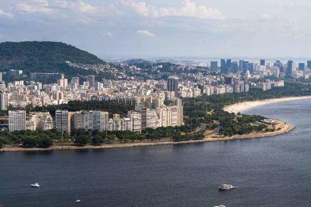 건물, 보트 및 풍경이있는 플라멩고의 만과 해변의 항공 이미지. 리우데자네이루, 브라질 - flamengo 뉴스 사진 이미지