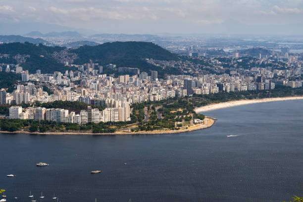 аэрофотоснимок ботафого и бухты фламенго и пляж с его зданиями, лодками и ландшафтом. необъятность города рио-де-жанейро, бразилия на задне� - flamengo стоковые фото и изображения