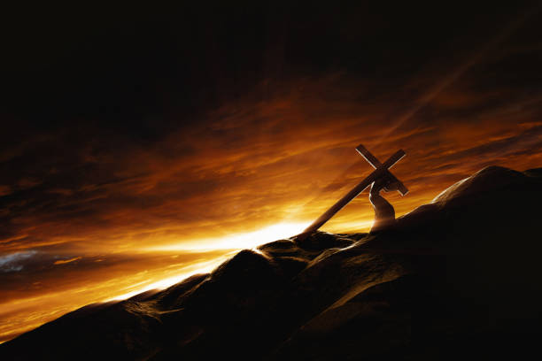 la lumière et les nuées de la colline du golgotha et de jésus-christ portant la croix de la souffrance - god landscape majestic cross photos et images de collection