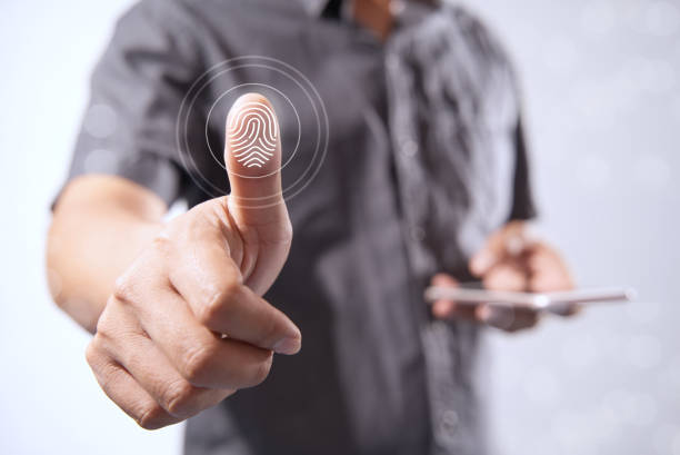 Man Shows Digital Processing Finger of the Future of Biometric Identification Fingerprint Scanner Personal Financial Data Access and digital program security scanning future cyber applications el hombre muestra el procesamiento digital del dedo del futuro de la identificación biométrica escáner de huellas dactilares datos financieros personales acceso y programa digital de seguridad escaneo de futuras aplicaciones cibernéticas
