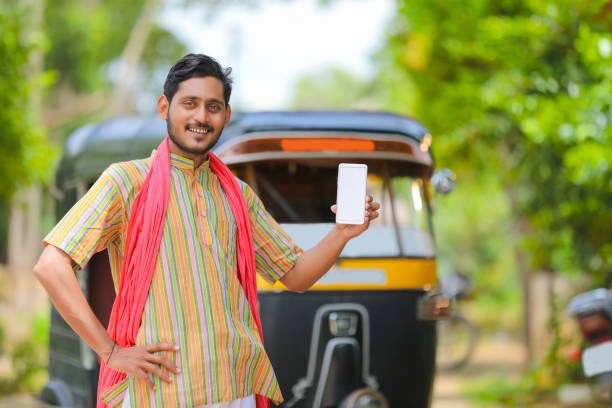 indyjski auto riksza trójkołowy kierowca taksówki tuk-tuk pokazujący smartfon - autorick zdjęcia i obrazy z banku zdjęć