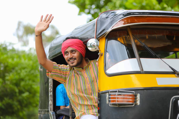 indyjski riksza samochodowa trójkołowy kierowca taksówki tuk-tuk - autorick zdjęcia i obrazy z banku zdjęć