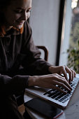 rothaarige-freelancerin-arbeitet-aus-der