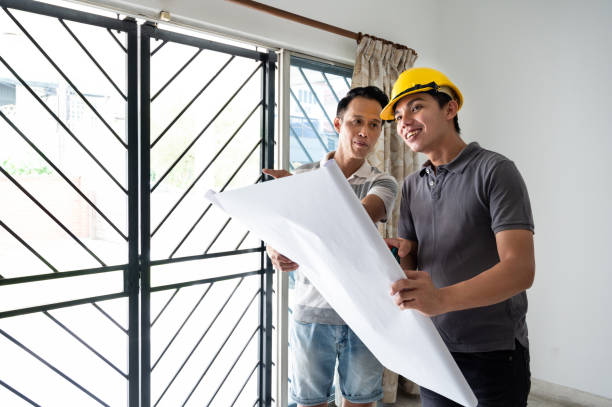 istock Architect having discussion with house owner about house renovation 1385021740