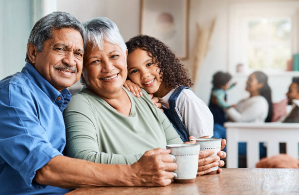 foto de un nieto pasando tiempo con sus abuelos en casa - 6 11 meses fotografías e imágenes de stock