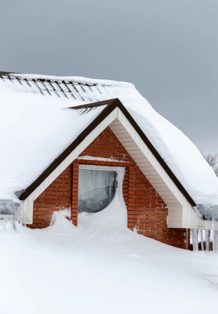 istock The roof is under the snow 1385034376