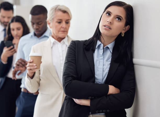 ujęcie młodej bizneswoman wyglądającej na znudzoną w poczekalni - impatient zdjęcia i obrazy z banku zdjęć