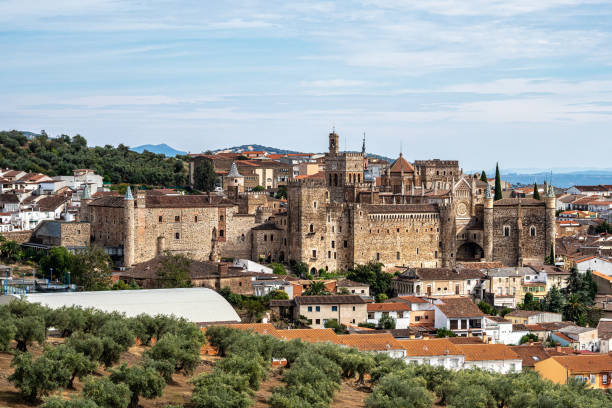 real monasterio de santa maría de guadalupe. cáceres, españa. - caceres fotografías e imágenes de stock