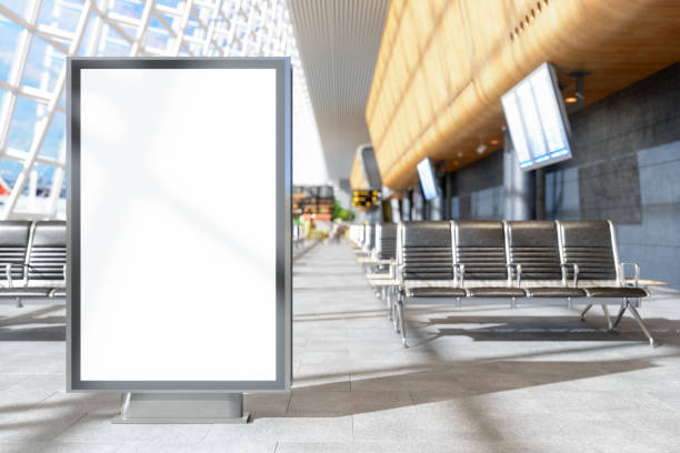 cartellone pubblicitario vuoto all'aeroporto con posti a sedere e sfondo sfocato - aeroporto foto e immagini stock