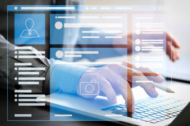 close up pengusaha yang bekerja dengan ponsel dan stylus pena dan laptop komputer di meja kayu di kantor modern - foto-profil potret stok, foto, & gambar bebas royalti