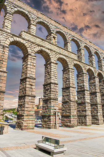 Arquitectura y arcos en piedra del milenario acueducto romano en la ciudad de Segovia, España photo