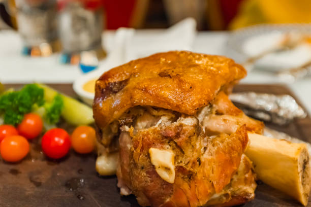 eine gebratene schweinshaxe in einem russischen restaurant, ein hauptgericht zum abendessen, russisches essen - pork hock stock-fotos und bilder