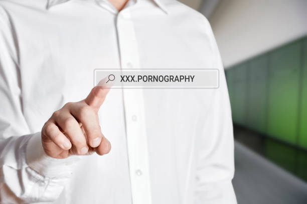 man appuie sur l’icône de la barre de recherche sur un écran virtuel avec le mot pornographie. - pushing push button human finger sensuality photos et images de collection