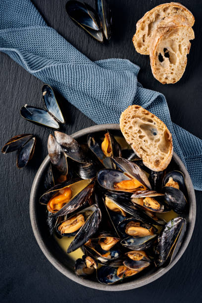 istock Steamed Mussels with Crusty Bread 1385079838