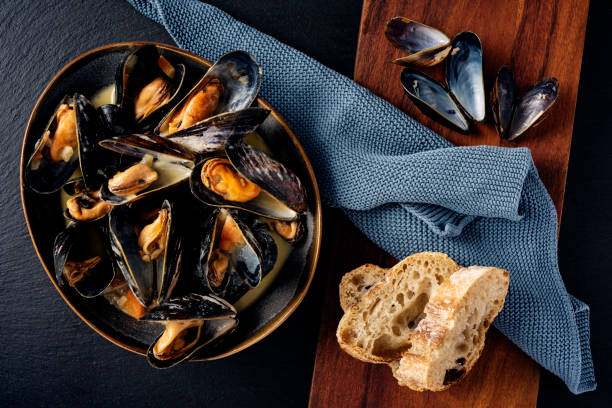 istock Steamed Mussels with Crusty Bread 1385079857