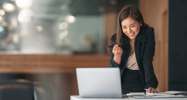 젊은 성공한 사업가가 손을 들어 행복으로 웃습니다. - celebration success business computer 뉴스 사진 이미지