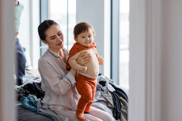 cambiar al bebé - 6 11 meses fotografías e imágenes de stock