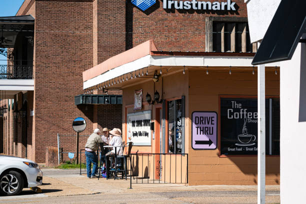 tres adultos disfrutan de una comida y una conversación en un negocio de selma - dallas county fotografías e imágenes de stock