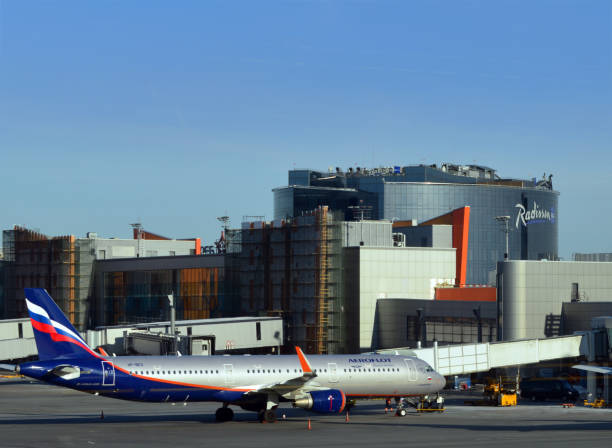 radisson blu hotel aeroflot airbus a321, sheremetyevo international airport, mosca, federazione russa - sheremetyevo foto e immagini stock