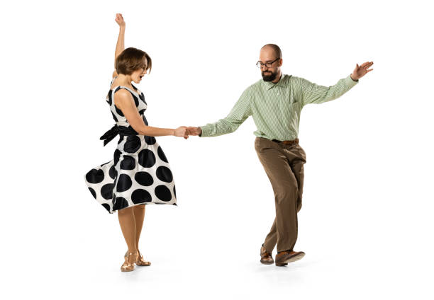 retrato dinámico de pareja de bailarines con atuendos de estilo retro vintage bailando lindy hop dance aislado sobre fondo blanco. concepto de arte, acción, movimiento - bailar el swing fotografías e imágenes de stock