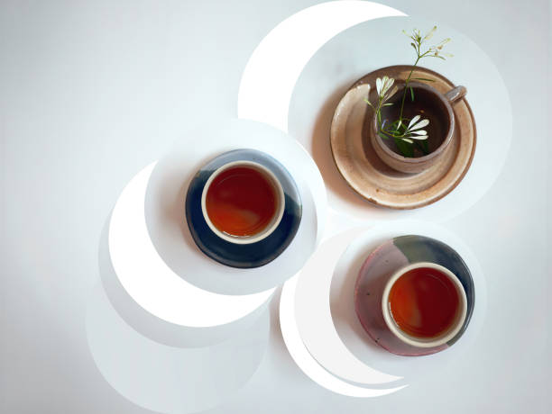 draufsicht auf tee für zwei keramik tasse mit winzigen blumen minimale dekoration - jasmine tea black tea tea drink stock-fotos und bilder