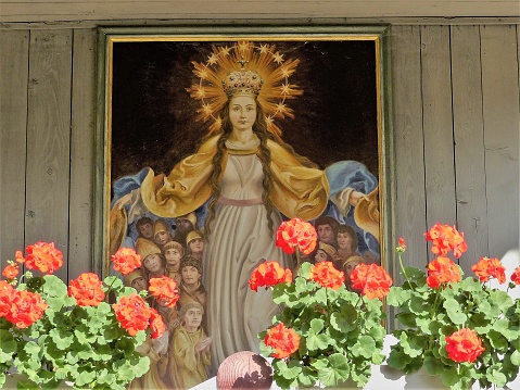 The pilgrimage chapel Maria Birkenstein has been a popular place of pilgrimage for more than 300 years. Pictures of Mary and floral decorations on the outer wall of the chapel.