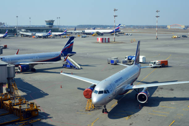 sheremetyevo international airport - płyta postojowa i aeroflot a320, moskwa, federacja rosyjska - sheremetyevo zdjęcia i obrazy z banku zdjęć