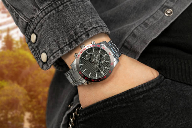 reloj de hombre y mano en el bolsillo - reloj de pulsera fotografías e imágenes de stock