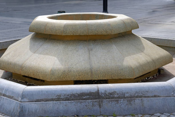 istock Dry Fountain Winter 1385107072
