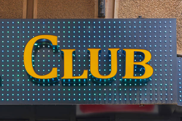 istock Sign Club Yellow 1385108387