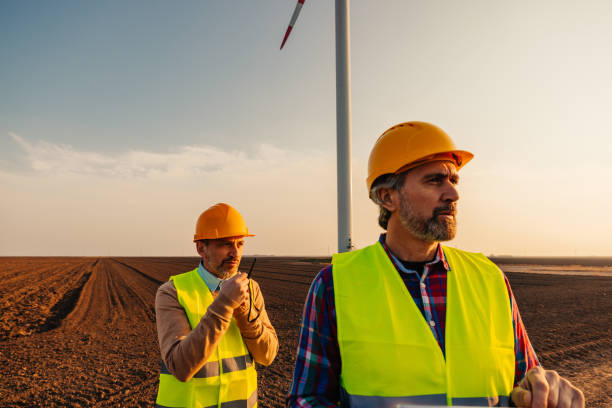 기술을 사용하여 풍차 분야의 엔지니어 2명 - alternative energy electricity wind turbine team 뉴스 사진 이미지