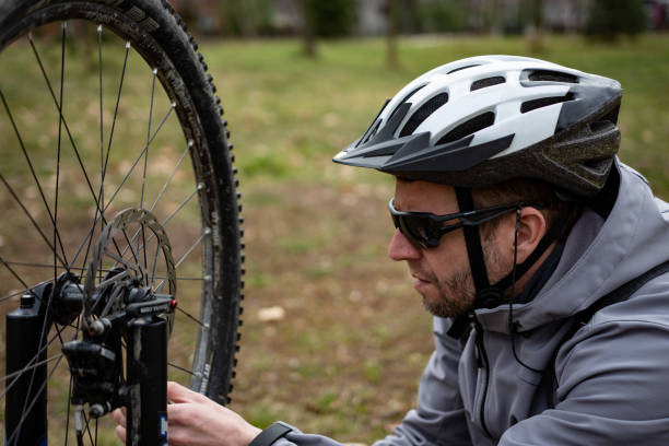 istock Man fixing mountain bike on trail 1385114293