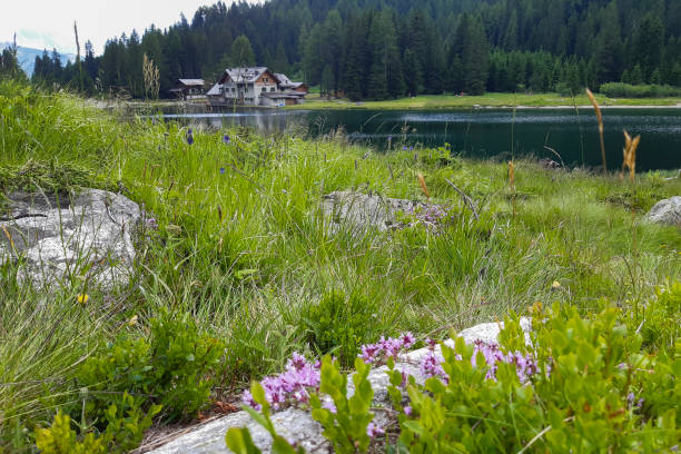 lago e refúgio nambino com belo panorama das montanhas - con trail - fotografias e filmes do acervo