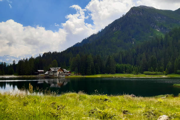 lago e rifugio nambino con bellissimo panorama delle montagne - con trail imagens e fotografias de stock