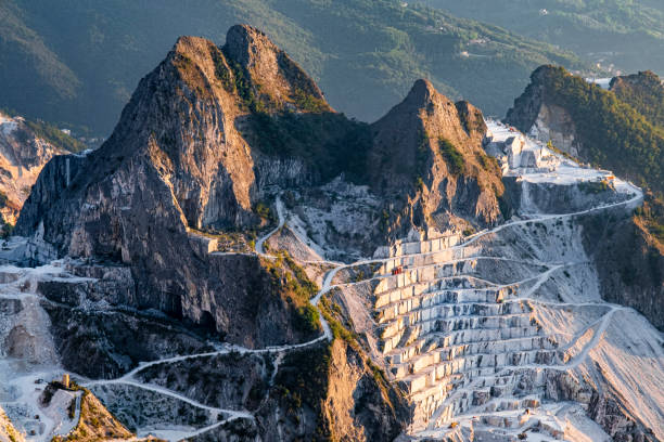 каррарские мраморные карьеры (тоскана, италия) - quarry стоковые фото и изображения