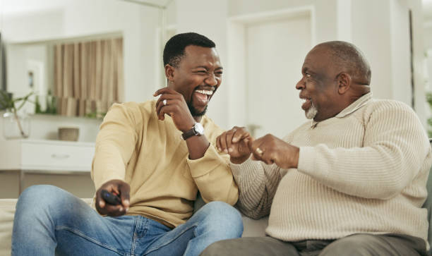 라운지에서 웃고있는 아버지와 아들의 샷 - senior adult african descent men black 뉴스 사진 이미지