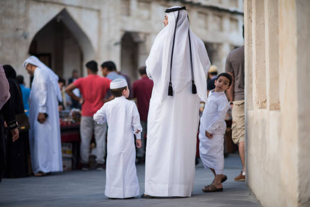 katarczyk w tradycyjnym stroju. - qatar doha family arabia zdjęcia i obrazy z banku zdjęć