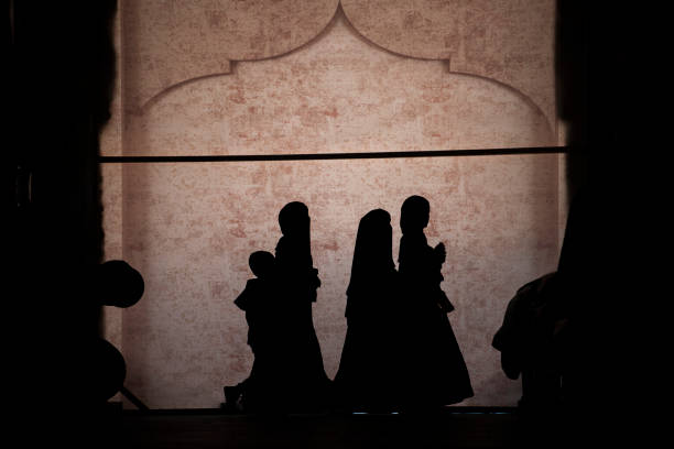 katarczyk w tradycyjnym stroju. - qatar doha family arabia zdjęcia i obrazy z banku zdjęć