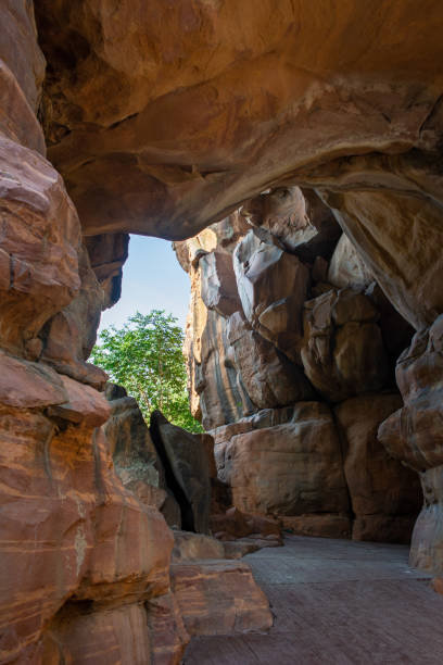 refugios rocosos de bhimbetka - un sitio arqueológico en el centro de la india en bhojpur raisen en madhya pradesh. - madhya fotografías e imágenes de stock