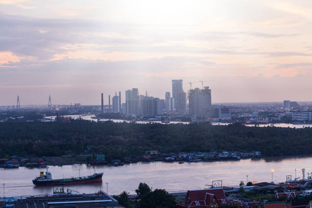 luftaufnahme des chao phraya river und des hafens von bangkok. - khlong toei stock-fotos und bilder