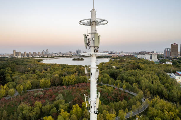 widok z lotu ptaka na wieżę łączności komórkowej 5g o zachodzie słońca - urban growth audio zdjęcia i obrazy z banku zdjęć