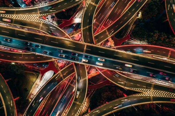 夜間の陸橋と都市交通のドローンポイントビュー - aerial view shanghai technology multiple lane highway ストックフォトと画像