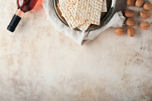 過越のお祝いの概念。マッツァ、赤いコーシャとクルミ。砂の色の古いコンクリートの背景に伝統的な儀式ユダヤ人のパン。過越の食べ物。ペザッハユダヤ人の休日。 - matzo soup passover judaism ストックフォトと画像