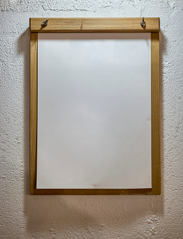 Tabla de madera con papel en blanco. photo